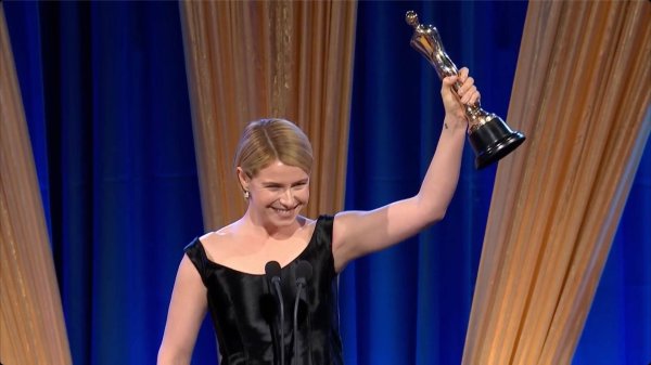 股票配资论坛哪里找 从乡村酒吧弹竖琴到奥斯卡影后！杰西·巴克利的18年逆袭路